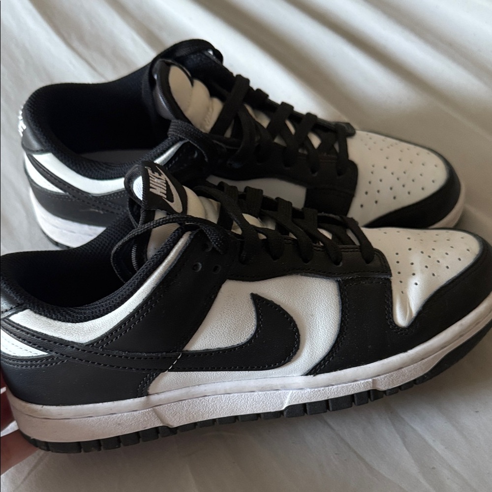 Nike WOMEN Black and White Low-Top